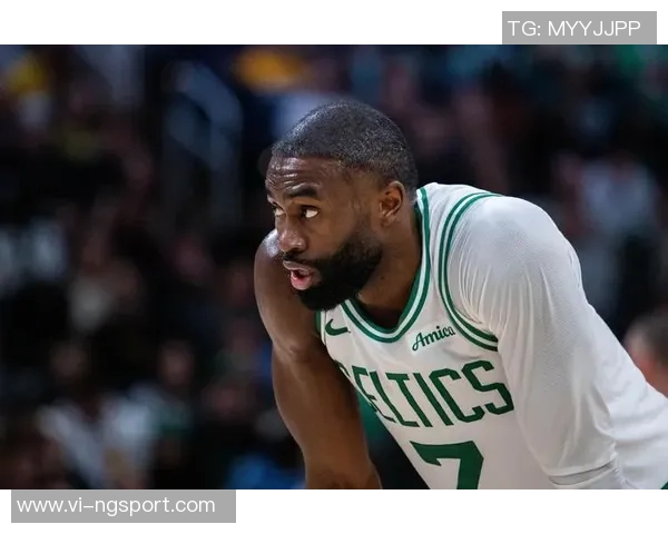 布朗遭遇滑铲未判犯规主裁解释两人滑倒导致未吹哨